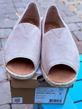 WOMENS TOMS ALPARGATA OPEN TOE STUCCO SUEDE FLAT PLATFORMS US SZ 9 NEW WITH BOX